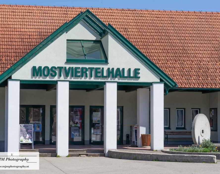 Eingang zur Mostviertelhalle, Veranstaltungsort für Katzenliebhaber und Ausstellungen in Österreich.