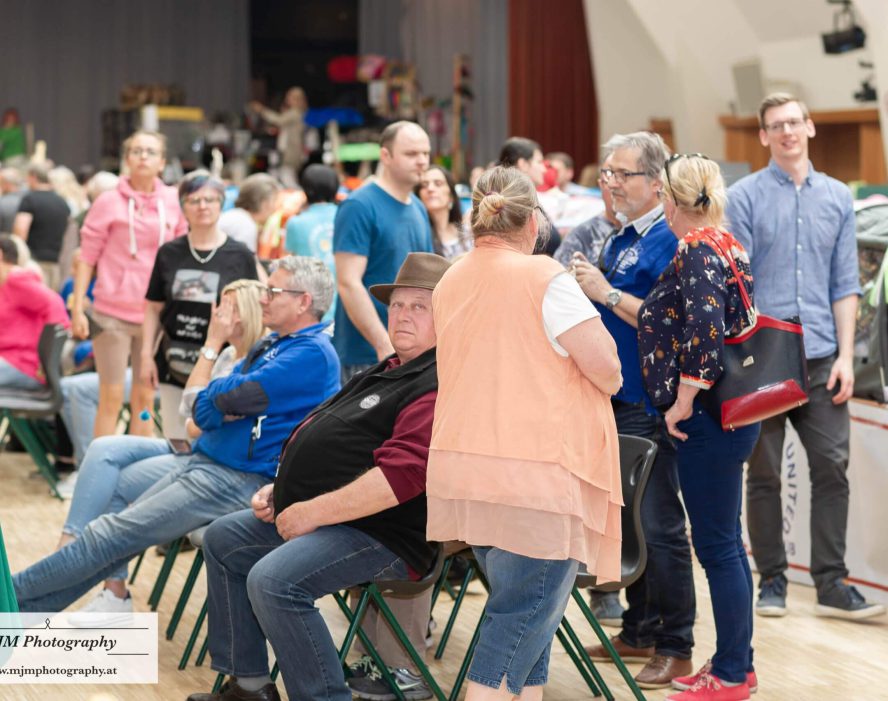 Crowd von Katzenliebhabern bei einer Veranstaltung von Austrian Cats United.